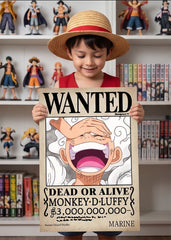 طفل صغير يبتسم، يرتدي قبعة لوفي، يمسك بملصق WANTED المحدث للوفي قير 5' (Gear 5) من أنمي ون بيس (One Piece) مع مكافأة 3 مليار بيري، وهو يحمل توقيع 'Anime Island Studio'. الخلفية أرفف مليئة بالمجسمات وكتب المانجا