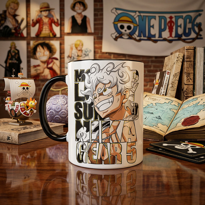 كوب سيراميك أبيض يظهر عليه تصميم شخصية لوفي 'قير 5' (Gear 5) نيكا من أنمي ون بيس، تظهر فيه الطباعة واضحة وبألوان زاهية مع خلفية لرفوف مليئة بمجسمات الأنمي