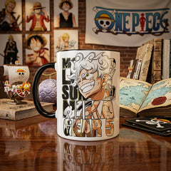 كوب سيراميك أبيض يظهر عليه تصميم شخصية لوفي 'قير 5' (Gear 5) نيكا من أنمي ون بيس، تظهر فيه الطباعة واضحة وبألوان زاهية مع خلفية لرفوف مليئة بمجسمات الأنمي